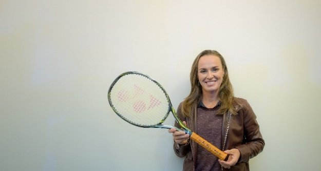 Qnet, ünlü tenisçi Martina Hingis’e sponsor oldu
