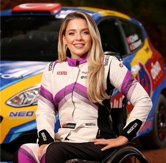 Vestel, dünyanın ilk ve tek engelli kadın ralli pilotu Kübra Denizci Keskin’e sponsor oldu
